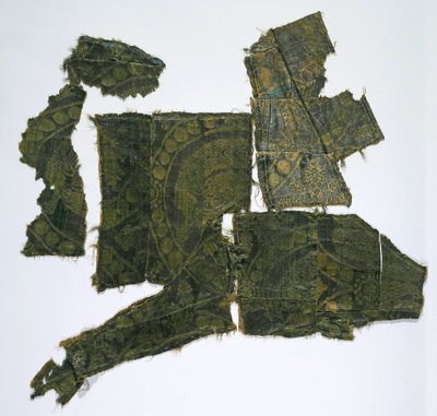 Fragmentos de un caftán cubierto con una tela de seda con un patrón de Simurgh, Montículo funerario de Moshchevaya Balka, Mediterráneo Oriental de Syrian School